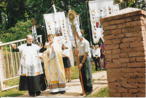 Odpust św. Anny w 1995 r. Powitanie pielgrzymów z cerkwi greckokatolickiej przez ks. proboszcza Piotra Sawczaka. 