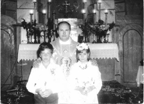 Pierwsza Komunia św. 12 sierpnia 1991 r. Proboszcz ks. Piotr Sawczak w towarzystwie dzieci pierwszokomunijnych. 