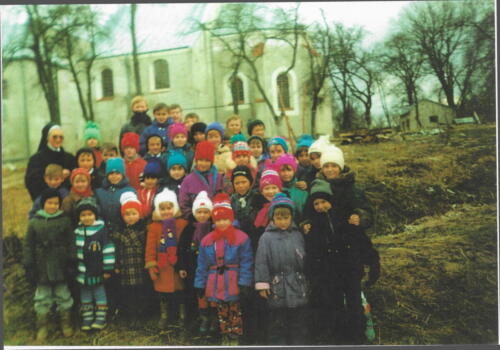 Siostra Limma w towarzystwie dzieci uczęszczających na katechizację. Sąsiadowice 1999 r. 